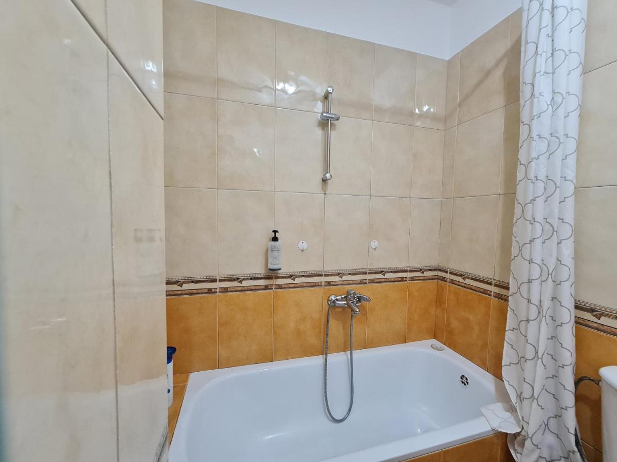 Quiet & Spacious City Center Apartment - 4 Min Walk Tirana Eksteriør billede